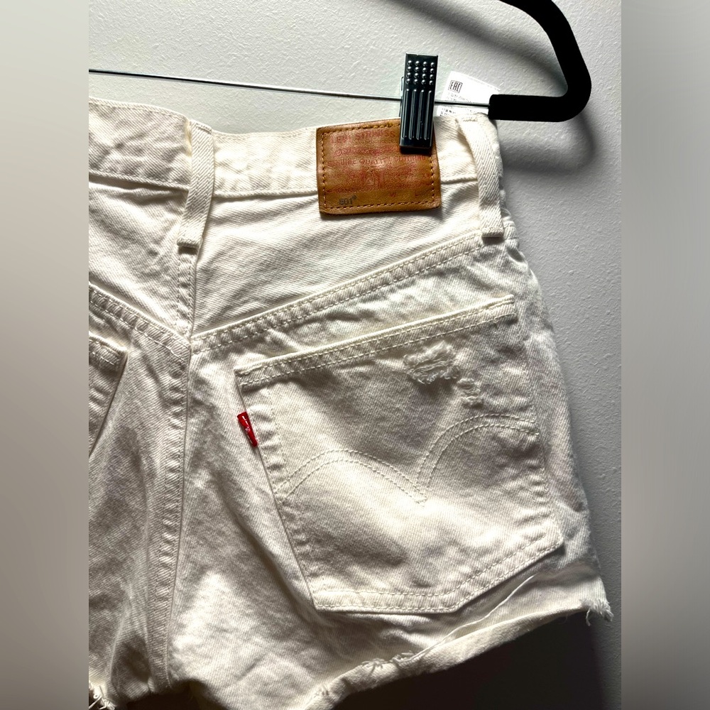 Levi 501 white cut off shorts